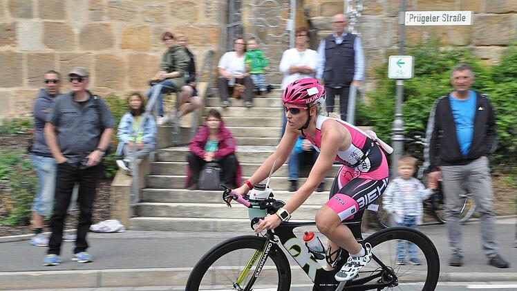 Romina Prüher vom TSV Staffelstein fährt mit Schwung durch den Altenkunstadter Kreisverkehr.Foto: Karl Heinz Weber