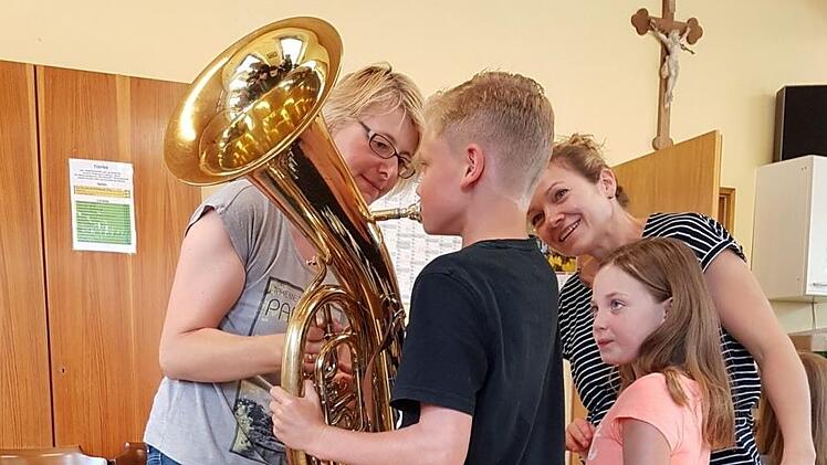 Unter Anleitung haben die Kinder bei der Nachwuchswerbeaktion der Eschenbacher Musikanten die Instrumente lautstark ausprobiert. Foto: Thomas Reuter