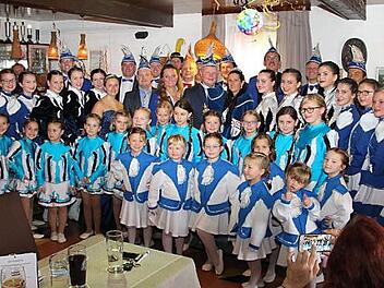 11.11. im Gehülzer Gasthaus Weber: Thomas I. und Tanja II. (Bildmitte) sind die neuen Regenten der Gehülzer Narren. Dabei regieren die beiden über die größte Narrenschar, die in der Faschingsabteilung des TVE Gehülz aktiv sind.  Foto: Rainer Glissnik