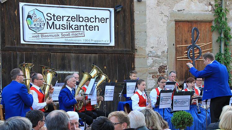 Die Sterzelbacher Musikanten beim Konzert im PfarrhofAngelina H&auml;u&szlig;inger