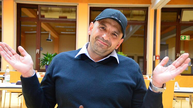 Der Hofer Aydin Yigit ist zweimaliger Pechvogel der Schachtage. Mal ging sein Handy, mal verschlief er die Partie. Beide Male setzte es eine Null. Der Mann nimmt's mit Humor.