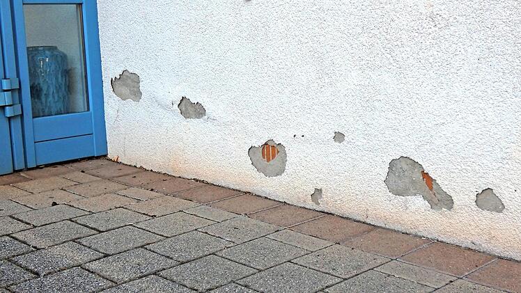 Die Außenfassade, wie beispielsweise hier im Eingangsbereich, hat gravierende Schäden.  Fotos: Christian Licha