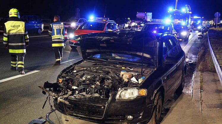 Bei einem Verkehrsunfall auf der A9 am Freitagabend (11.10.2019) wurden f&uuml;nf Menschen verletzt. Foto: News5/Fricke