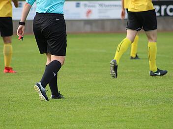 W&auml;hrend eines Kreisklassen-Fu&szlig;ballspiels in N&uuml;rnberg ging der Schiedsrichter in die Kabine und telefonierte. Anschlie&szlig;end nahm er eine zuvor gegebene Rote Karte zur&uuml;ck. Symbolfoto: Patrick Seeger/dpa
