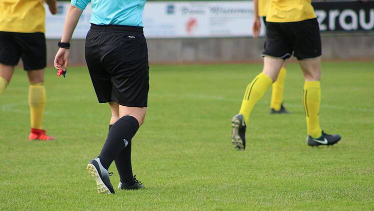 W&auml;hrend eines Kreisklassen-Fu&szlig;ballspiels in N&uuml;rnberg ging der Schiedsrichter in die Kabine und telefonierte. Anschlie&szlig;end nahm er eine zuvor gegebene Rote Karte zur&uuml;ck. Symbolfoto: Patrick Seeger/dpa