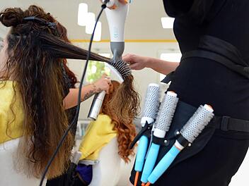 Haarpflege beim Friseur ist zur Zeit nicht möglich. Symbolfoto: Britta Pedersen, dpa