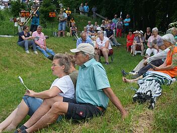 Beim Berggottesdienst am Neustädter Haus war gemeinsames Singen im  Freien wieder möglich. Foto: Marion Eckert