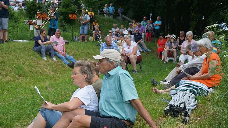Beim Berggottesdienst am Neustädter Haus war gemeinsames Singen im  Freien wieder möglich. Foto: Marion Eckert