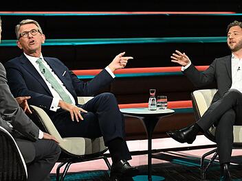Der Kulturstaatsminister Wolfram Weimer (MItte) und Grünen-Chef Felix Banaszak (rechts) gerieten bei "Markus Lanz" heftig aneinander.