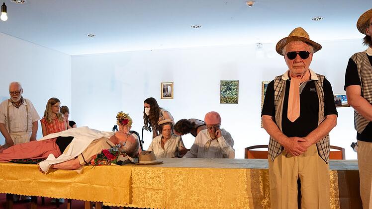Das aktuelle Stück der ungewöhnlichen Theatergruppe "Papillons" trägt den Titel "Totenwache". Es handelt von Ritualen rund um den Tod.