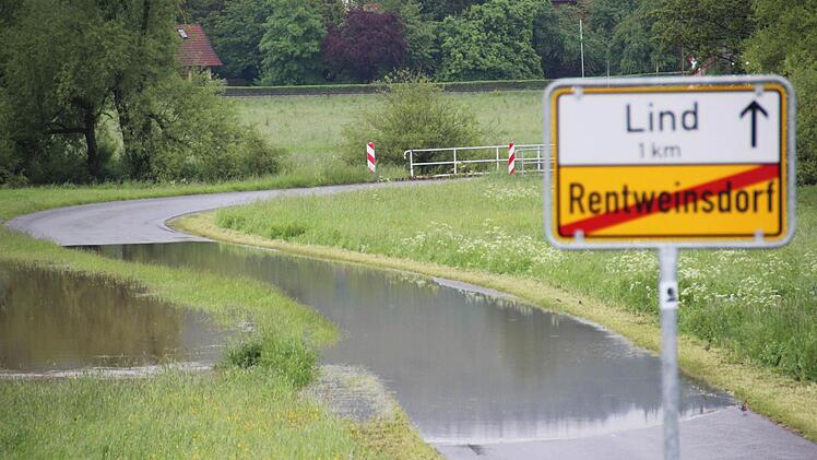 Bei Rentweinsdorf waren Straßen teilweise überschwemmt. Foto: Eckehard Kiesewetter