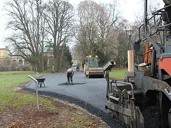 Mit Teermaschine und Walze: Die Baustraße durch den Luitpoldpark liegt. Fotos: Thomas Mäuser