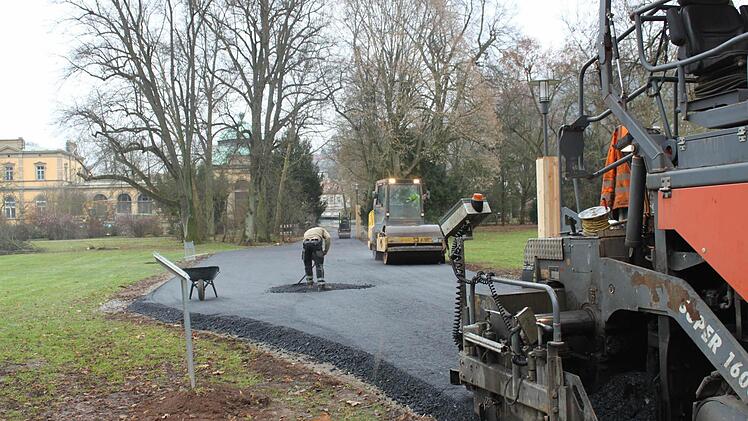 Mit Teermaschine und Walze: Die Baustraße durch den Luitpoldpark liegt. Fotos: Thomas Mäuser
