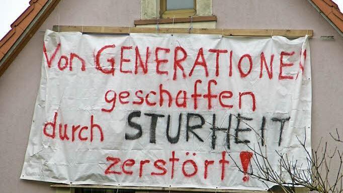 Noch immer verweisen Transparente auf die Auseinandersetzungen, die zur Auflösung des Kindergartenvereins führten.
