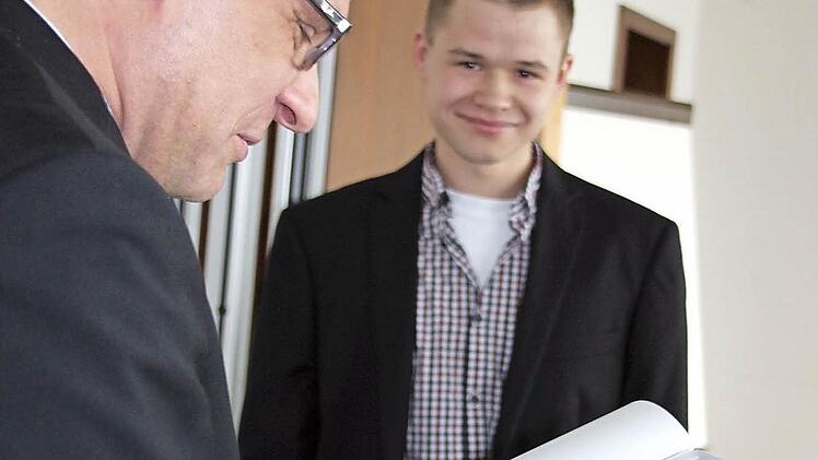 Der Eberner Maximilian Wüstenberg arbeitet jetzt als technischer Zeichner. Personalleiter Olaf Fritsch (links) übergab ihm seine Papiere.