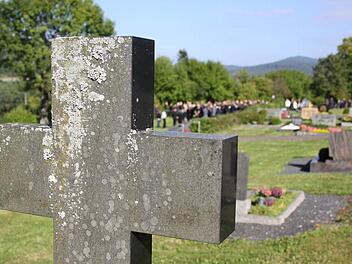 Unter großer Anteilnahme der Bevölkerung wurde der Zeitlofser am 24. September 2013 zu Grabe getragen. Foto: Ralf Ruppert