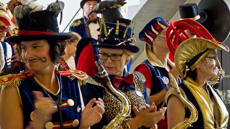 Die Quastenflosser wurden bei ihrem Auftritt in der Coburger Heilig-Kreuz-Kirche begeistert gefeiert.  Foto: Jochen Berger