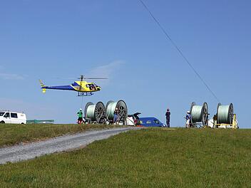 Jetzt geht's los: Um 8 Uhr begann gestern der Seilzug per Hubschrauber im Bereich zwischen dem Froschgrundsee und der "Hohen Schwenge". Fotos: Berthold Köhler