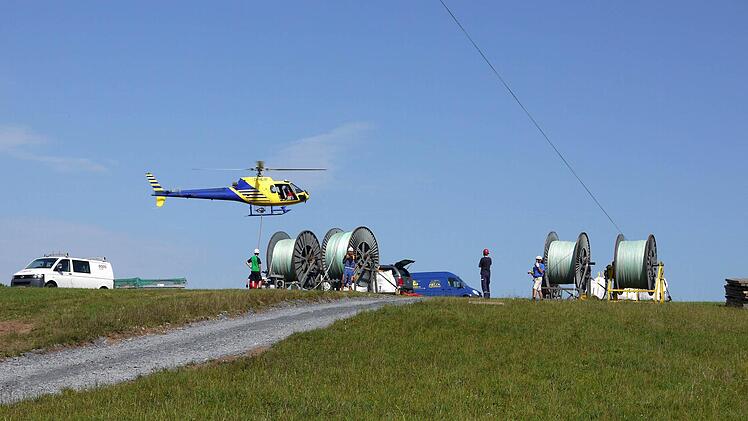 Jetzt geht's los: Um 8 Uhr begann gestern der Seilzug per Hubschrauber im Bereich zwischen dem Froschgrundsee und der "Hohen Schwenge". Fotos: Berthold Köhler