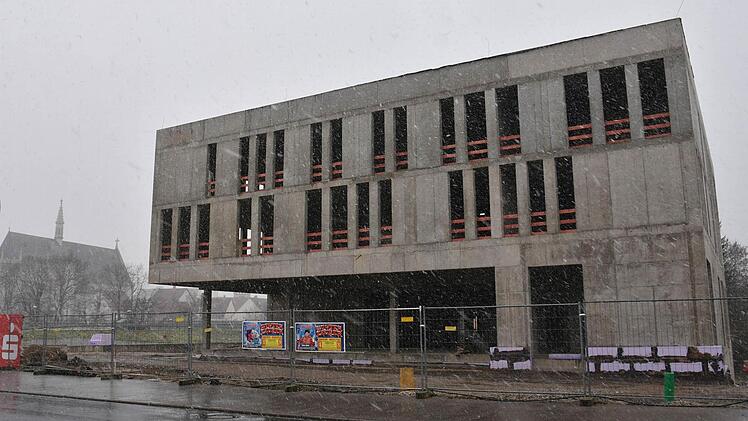 Der Neubau des Amtsgerichts Haßfurt soll im Frühjahr 2017 fertiggestellt sein. Foto: Ulrike Langer