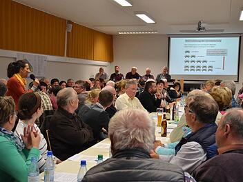 Die Interessengemeinschaft Stralsbach hatte zu einer Infoveranstaltung zum geplanten Industriegebiet in der Alten Schuel geladen. Hier berichtet die Neu-Stralsbacherin Anna Lukas (links) von ihren Erfahrungen in Schlimpfhof, wo sie neben einem Gewerbebetrieb wohnte. Foto: K. Kupka-Hahn