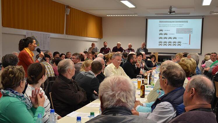 Die Interessengemeinschaft Stralsbach hatte zu einer Infoveranstaltung zum geplanten Industriegebiet in der Alten Schuel geladen. Hier berichtet die Neu-Stralsbacherin Anna Lukas (links) von ihren Erfahrungen in Schlimpfhof, wo sie neben einem Gewerbebetrieb wohnte. Foto: K. Kupka-Hahn