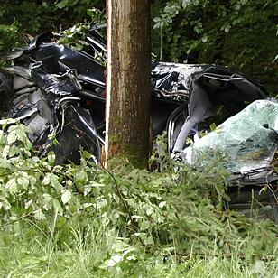 Schrecklicher Unfall erst in den Morgenstunden entdeckt - Fahrer verstirbt in seinem Auto