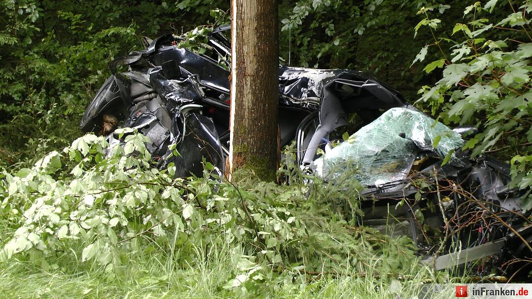 Schrecklicher Unfall erst in den Morgenstunden entdeckt - Fahrer verstirbt in seinem Auto