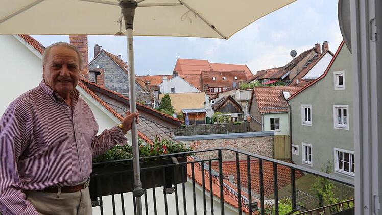 Der Hausherr auf seinem Balkon