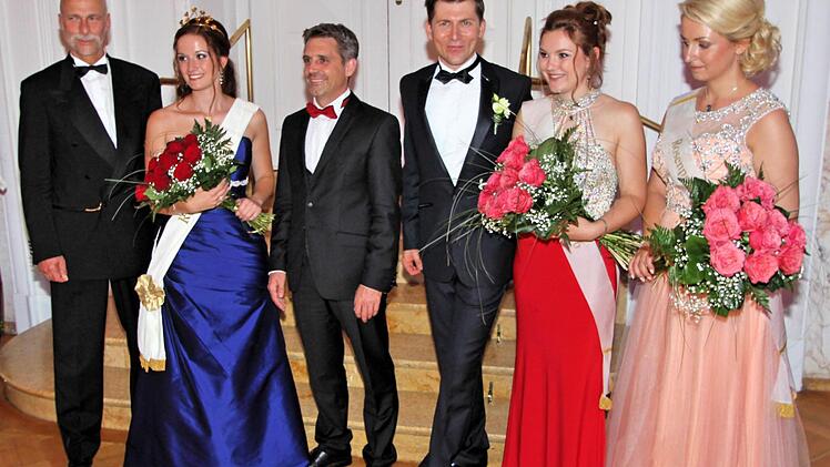 Oberbürgermeister Kay Blankenburg, Rosenkönigin Vera Hauck, Kurdirektor Frank Oette, Moderator Marten Krebs sowie die beiden Rosenprinzessinnen Luisa Hurrlein und Marie Elaine Kramer  Foto: Dieter Britz