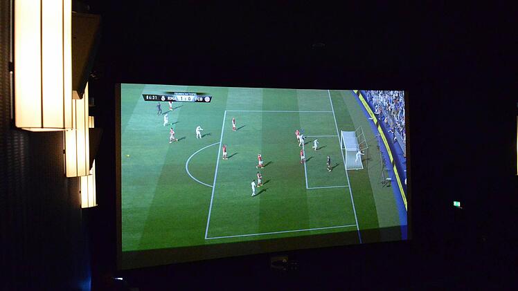 Fußball auf der Kinoleinwand. Foto: Sven Fleischmann