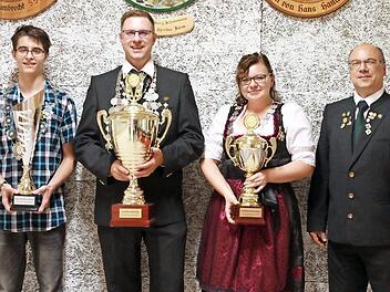 Die neuen Schützenkönige mit dem Vorsitzenden der Eggolsheimer Schützen, Jürgen Schwarzmann  Foto: Mathias Erlwein