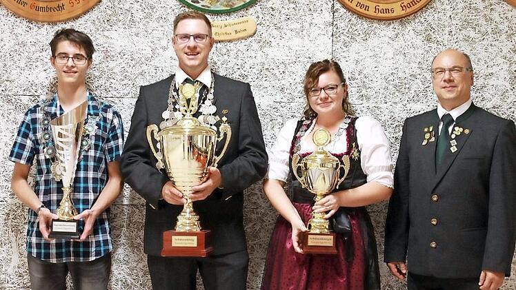 Die neuen Schützenkönige mit dem Vorsitzenden der Eggolsheimer Schützen, Jürgen Schwarzmann  Foto: Mathias Erlwein