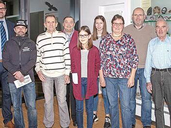 Die Geehrten zusammen mit dem 2. Bürgermeister Dirk Rosenbauer und Gemeinderat Roland Braun (von links): Dirk Rosenbauer, Alexander Finsel, Kurt Herbicht, Roland Braun, Helen Hanft, Jule Graß, Roswitha und Andreas Scheumann sowie Alfred Zach Foto: Klaus Gagel