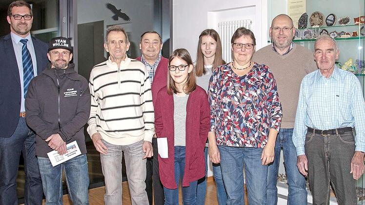 Die Geehrten zusammen mit dem 2. Bürgermeister Dirk Rosenbauer und Gemeinderat Roland Braun (von links): Dirk Rosenbauer, Alexander Finsel, Kurt Herbicht, Roland Braun, Helen Hanft, Jule Graß, Roswitha und Andreas Scheumann sowie Alfred Zach Foto: Klaus Gagel