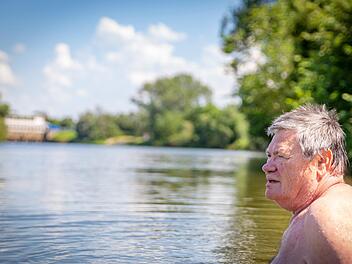Der Knetzgauer Günter Merz ist ein echtes Main-Original, beinahe jeden Tag geht er im Fluss schwimmen.  Foto: Stephan Großmann