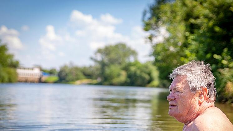 Der Knetzgauer Günter Merz ist ein echtes Main-Original, beinahe jeden Tag geht er im Fluss schwimmen.  Foto: Stephan Großmann