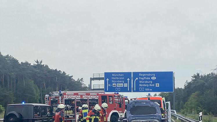 Audi kracht mit voller Wucht in Heck von Krankentransportwagen