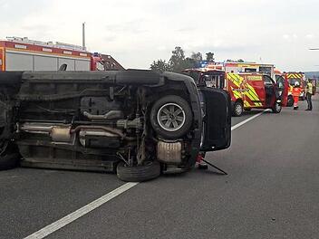 Nach dem Überschlag blieb der Wagen seitlich auf der Autobahn liegen.  Foto: Freiwillige Feuerwehr Baiersdorf