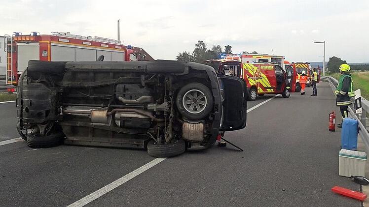 Nach dem Überschlag blieb der Wagen seitlich auf der Autobahn liegen.  Foto: Freiwillige Feuerwehr Baiersdorf