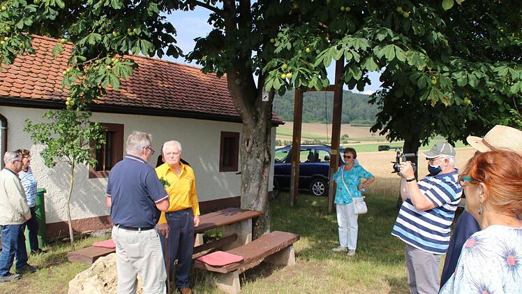 Eine kleine Feierlichkeit richtete der KAB-Ortsverband Westheim aus, um das 15-jährige Bestehen der Turmglocke zu feiern. Foto: Hilmar Ruppert