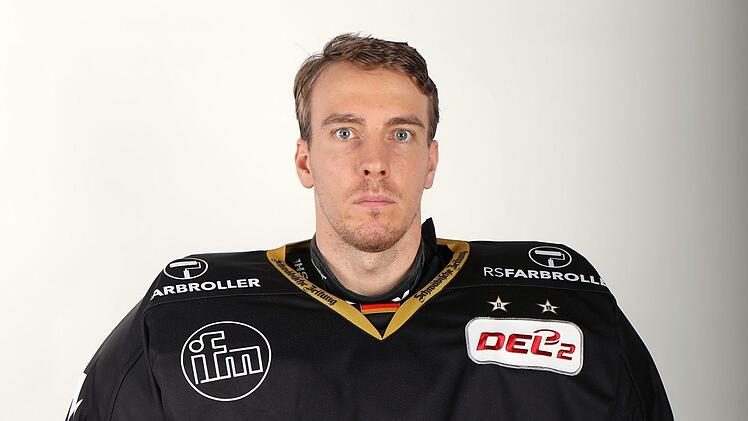Der gebürtige Bad Kissinger Jonas Langmann (Bild) im Trikot der Ravensburg Towerstars. Foto: Kim Enderle