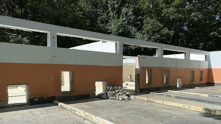 Das alte Hundehaus wird derzeit abgetragen, ab September soll ein neues entstehen.