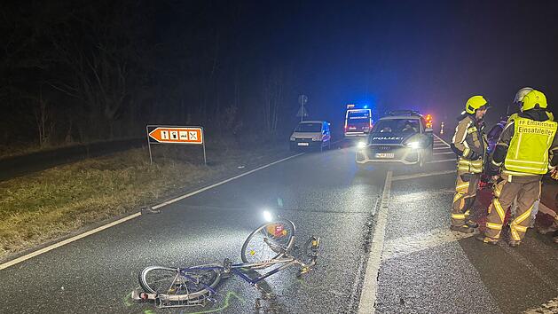Radfahrer von Auto erfasst: Mann bei Unfall auf der B8 t&ouml;dlich verletzt
