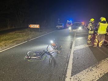 Radfahrer von Auto erfasst: Mann bei Unfall auf der B8 tödlich verletzt