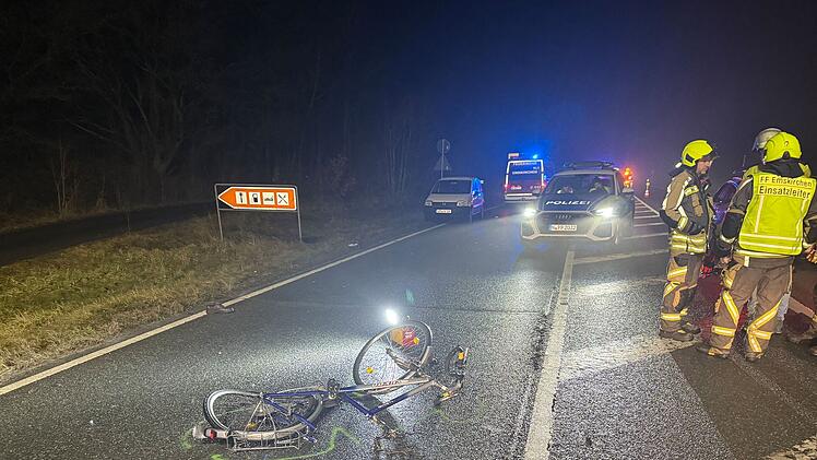 Radfahrer von Auto erfasst: Mann bei Unfall auf der B8 tödlich verletzt