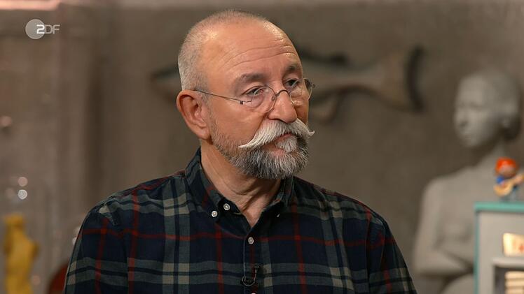 Horst Lichter erkundigte sich neugierig nach dem Alter des historischen Trinkspiel-Beh&auml;lters. "1890 bis 1900", sch&auml;tzte Dr. Friederike Werner. Lichter war sichtlich beeindruckt: "So alt?!"