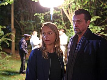 Jeder kennt hier jeden: Kommissar Sascha Bergmann (Hary Prinz) und seine Kollegin Anni Sulmtaler (Anna Unterberger) ermitteln im beschaulichen Murbruck.