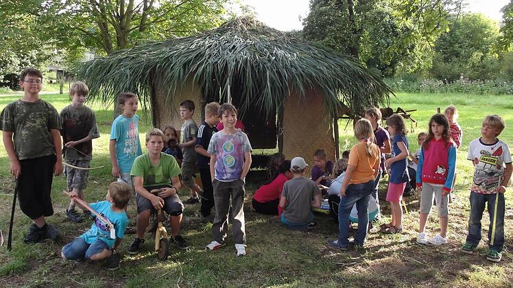 Eine Hütte mit viel Liebe zum Detail bauten die Kinder zusammen mit ihren Helfern.