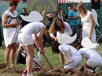 Aloisius (Johannes Knott) und seine Engelchen suchen verzweifelt nach dem Kirchweih-Bierfass. Fotos: Elli Stühler